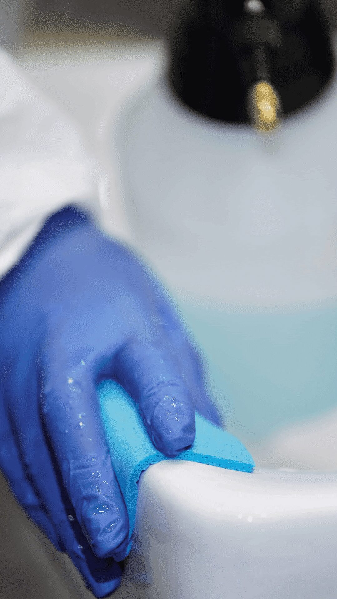 Professionnel du nettoyage de vitres de Ultra Clean en action, offrant un service de nettoyage de vitres de qualité à Montpellier.